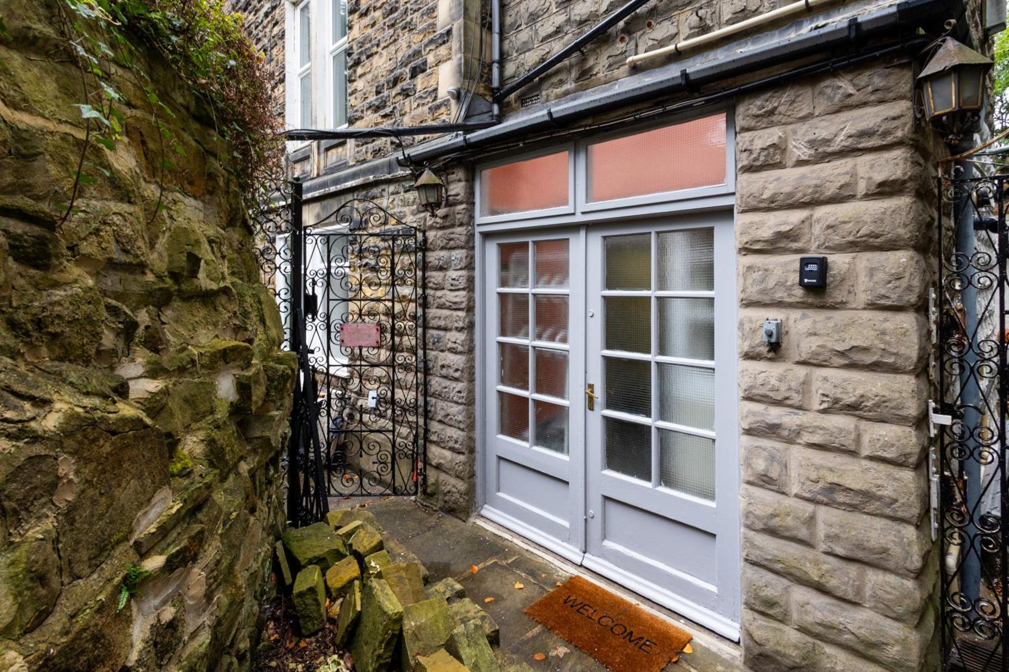 Spacious 3 Bedroom Ground Floor Apartment - 10 Mins From City Centre Leeds  Exterior photo